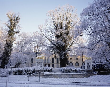 Schloss Glienicke im Winter mit Schnee