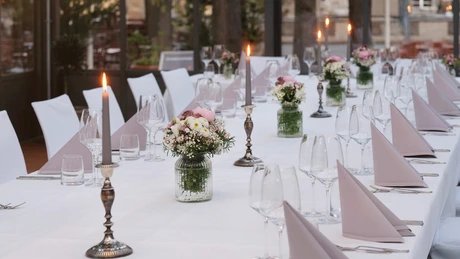 Schankhalle Pfefferberg – Festlich eingedeckte Hochzeitstafel