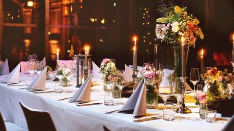 Schankhalle Pfefferberg – Festtafel bei Abenddämmerung mit Kerzenlicht