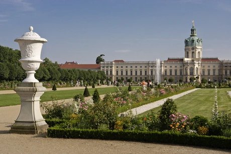 Sommerliche Spaziergänger im Park des Schloss Charlottenburg
