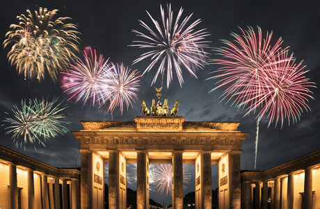 Celebrando el Año Nuevo en la Puerta de Brandenburgo en Berlín