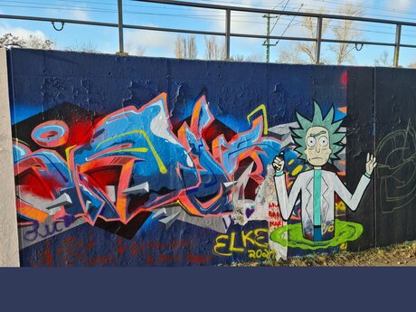 Graffiti in Berlin an der Legacy Wall im Gleisdreieckpark.