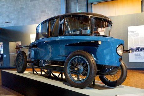 Coche antiguo en el Museo Alemán de Tecnología de Berlín