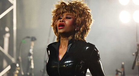 Tina Turner Darstellerin singt