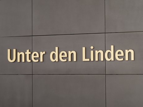Lettering della stazione della metropolitana Unter den Linden della linea U5 