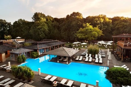 Wellness in der Saunalandschaft mit Pool und Liegen im Vabali Spa 