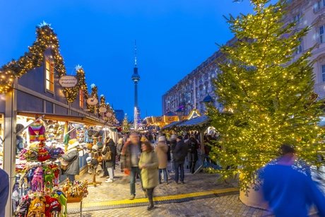 Weihnachtsmarkt vor dem Humboldtforum