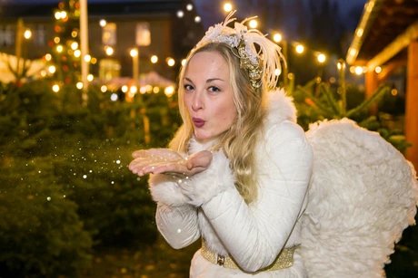 Frau im Weihnachtsengelkostüm