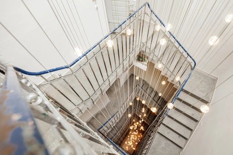 Blick ins Treppenhaus im Hotel Wilmina in Berlin 