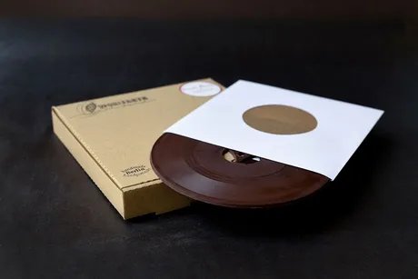 Eine Schokoschallplatte aus der Manufaktur Wohlfarth Schokolade