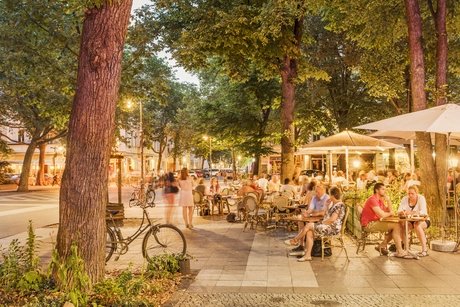 Cafés auf dem Ludwigkirchplatz im Sommer in Berlin