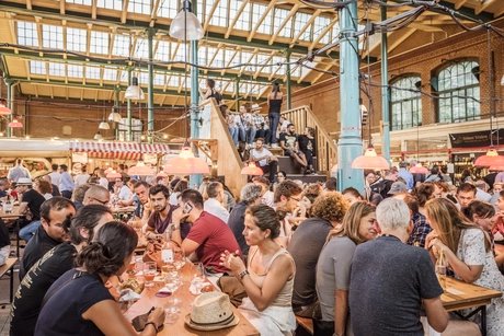 Viele Besucher in der Markthalle Neun am Streetfood Thursday
