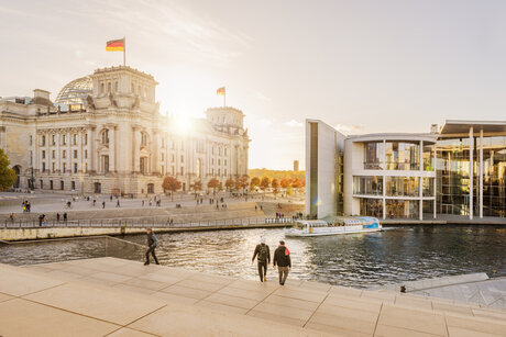 Spree avec vue sur le Reichstag à Berlin