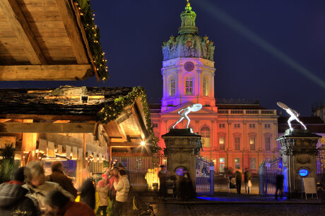 El mercado de Navidad frente al Palacio de Charlottenburg en Berlín