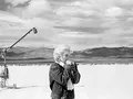 Marilyn Monroe in der Wüste von Nevada, wie sie ihre Textzeilen für eine schwierige Szene durchgeht, die sie mit Clark Gable im Film The Misfits spielen wird. Nevada, USA, 1960.