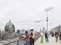 Besucher:innen auf der Dachterrasse des Humboldt Forum