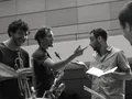 Die Musiker der Jazz-Band Die Hochstapler unterhalten sich während einer Probe