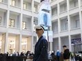 Besucher mit VR Brille der Installation „Palast der Erinnerung“ im Foyer des Humboldt Forums