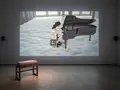 Bunny Rogers, Mandy’s Piano Solo in Columbine Cafeteria, 2016, Ausstellungsansicht Hamburger Bahnhof – Nationalgalerie der Gegenwart 2020