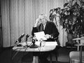 Bundeskanzler Konrad Adenauer bereitet sich im Palais Schaumburg auf eine Rundfunk- und Fernsehansprache anlässlich seiner Kandidatur zum Bundespräsidenten vor Bundeskanzler Konrad Adenauer bereitet sich im Palais Schaumburg auf eine Rundfunk- und Fernsehansprache anlässlich seiner Kandidatur zum Bundespräsidenten vor