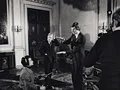 Bundeskanzler Helmut Schmidt (Mitte) vor einem Fernsehinterview mit dem Journalisten Ulrich Wickert (r.) anlässlich der deutsch-französischen Konsultationen Bundeskanzler Helmut Schmidt (Mitte) vor einem Fernsehinterview mit dem Journalisten Ulrich Wickert (r.) anlässlich der deutsch-französischen Konsultationen