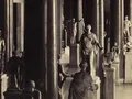 Historische Aufnahme der Antikensammlung im Alten Museum, mit der Statue der Artemis Colonna, ca. 1906/1907