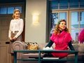 Debbie (Jessica Ginkel, li.) ist skeptisch. Elsa (Marion Kracht, re.) nicht.
