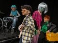 r Nase nach" - TheaterJugendClub Ensemble Angestrahlt