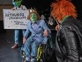 r Nase nach" - TheaterJugendClub Ensemble Angestrahlt