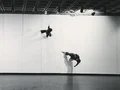 Trisha Brown, Walking on the Wall, 1971, Whitney Museum of American Art Foto Trisha Brown, Walking on the Wall, 1971, Whitney Museum of American Art Foto