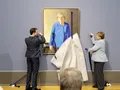 Enthüllung des Porträts durch Bundeskanzlerin Angela Merkel a.D. und den Künstler Jérémie Queyras Enthüllung des Porträts durch Bundeskanzlerin Angela Merkel a.D. und den Künstler Jérémie Queyras