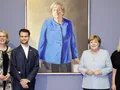 (v. l. n. r.) Antje Scherner, Direktorin der Skulpturensammlung und Museum für Byzantinische Kunst, Jérémie Queyras, Künstler, Bundeskanzlerin a.D. Angela Merkel, und Marion Ackermann, Präsidentin der Stiftung Preußischer Kulturbesitz, vor dem Por... (v. l. n. r.) Antje Scherner, Direktorin der Skulpturensammlung und Museum für Byzantinische Kunst, Jérémie Queyras, Künstler, Bundeskanzlerin a.D. Angela Merkel, und Marion Ackermann, Präsidentin der Stiftung Preußischer Kulturbesitz, vor dem Por...