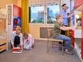 Familie im nachgebauten DDR-Jugendzimmer Familie im nachgebauten DDR-Jugendzimmer