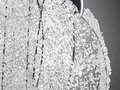 Brigitte Jennen, Mut zur Tasche (Detailansicht), 2026, Glas, Draht, Kupfer, Stofftaschentücher, Glasperlen, Stoßstange Brigitte Jennen, Mut zur Tasche (Detailansicht), 2026, Glas, Draht, Kupfer, Stofftaschentücher, Glasperlen, Stoßstange
