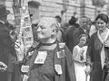 Fotografie „Eine Rentnerin protestiert mit aufgenähten Banknoten gegen die Geldentwertung“ Fotografie „Eine Rentnerin protestiert mit aufgenähten Banknoten gegen die Geldentwertung“
