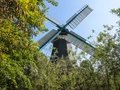 Die Holländermühle besteht aus einem festen Fundament und einer beweglichen Kappe. Bei einer Veränderung der Windrichtung, lassen sich Kappe und Flügel zurück in den Wind drehen. Die Holländermühle besteht aus einem festen Fundament und einer beweglichen Kappe. Bei einer Veränderung der Windrichtung, lassen sich Kappe und Flügel zurück in den Wind drehen.