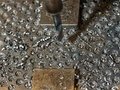 Die Bohrmaschine in der Historischen Werkstatt wird von einer Dampfmaschine über Lederriemen und eine Transmissionswelle angetrieben. Die Bohrmaschine in der Historischen Werkstatt wird von einer Dampfmaschine über Lederriemen und eine Transmissionswelle angetrieben.