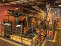 Die Dampfmaschine von 1860 treibt über eine zentrale Transmissionswelle verschiedene Werkzeugmaschinen in der historischen Werkstatt an. Sie erwacht bei regelmäßigen Vorführungen zum Leben. Die Dampfmaschine von 1860 treibt über eine zentrale Transmissionswelle verschiedene Werkzeugmaschinen in der historischen Werkstatt an. Sie erwacht bei regelmäßigen Vorführungen zum Leben.