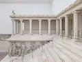 Pergamonaltar, um 170 v. Chr., in den Ausstellungsbereichen der Antikensammlung im Mittelteil des Pergamonmuseums Pergamonaltar, um 170 v. Chr., in den Ausstellungsbereichen der Antikensammlung im Mittelteil des Pergamonmuseums
