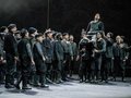 Der Herrenchor der Deutschen Oper Berlin und Matthew Newlin als SteuermannBettina Stöß