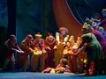 Stephanie Lauricella als Hänsel, Kim-Lillian Strebel als Gretel sowie die Clowns, gespielt von unserer Statisterie.Bettina Stöß