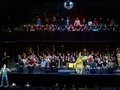 Andrei Danilov als Herzog, Roman Burdenko als Rigoletto, Chor und Statisterie der Deutschen Oper BerlinBettina Stöß