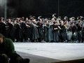 Der Chor der Deutschen Oper Berlin und Robert Watson als Erik