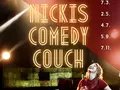 Plakat zur Veranstaltung. Im oberen Bereich der Titelschriftzug in goldleuchtenden Neonbuchstaben. Um unteren Bereich ein Sofa, auf dem die Gastgeberin Nicki mit einem Glas Rotwein in der Hand sitzt und augenscheinlich lauthals lacht.
