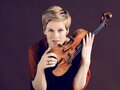 Isabelle Faust mit Geige