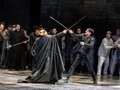 Alex Esposito als Philipp II., Jonathan Tetelman als Don Carlo