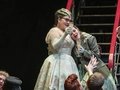 Hulkar Sabirova als Rosalinde, Katerina von Bennigsen als Adele