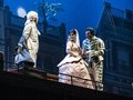 Juan de Dios Mateos als Almaviva, Aigul Akhmetshina als Rosina, Samuel Dale Johnson als FigaroBettina Stöß