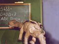 KEY VISUAL Herr Kluge und ein Dinosaurier in der Schule