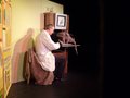 KEY VISUAL Herr Kluge und ein Dinosaurier in der Schule